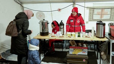 Rotkreuzhelferinnen in einem Heatingpoint in Kiew
