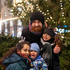 Familien Foto vor dem Weihnachtsbaum
