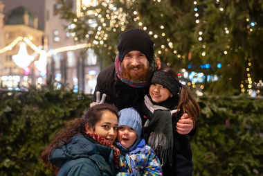 Familien Foto vor dem Weihnachtsbaum