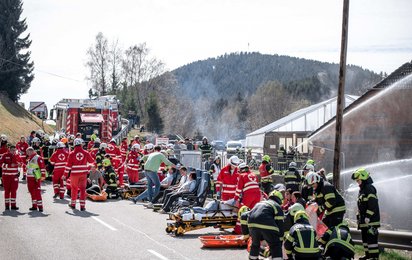 Rotes Kreuz und Feuerwehr bei der Bezirksübung in Unterweißenbach