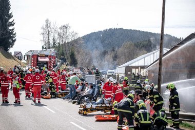 Rotes Kreuz und Feuerwehr bei der Bezirksübung in Unterweißenbach