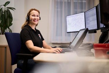 Eine Mitarbeiterin von 1450 an ihrem ARbeitsplatz.