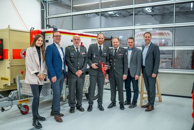 von links: Stefanie Bauregger (Bauleitung, Salzburg Wohnbau), Dietmar Winkler (Geschäftsführer, Salzburg Wohnbau), Thomas Huber (Bezirksrettungskommandant Pinzgau), Roman Reitstätter (Rotkreuz-Abteilungskommandant Rauris), Clemens Ebster (interim. Landesrettungskommandant), Peter Loitfellner (Bürgermeister Rauris), Thomas Maierhofer (Geschäftsführer, Salzburg Wohnbau)