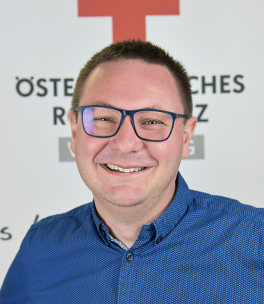 Portraitfoto von Fabian Karnekar, Bereichsleiter Gesundheits- und Soziale Dienste und Telekommunikation