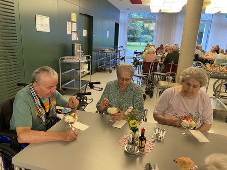 Bewohner:innen des Seniorenwohnhaues Hallein essen Eis