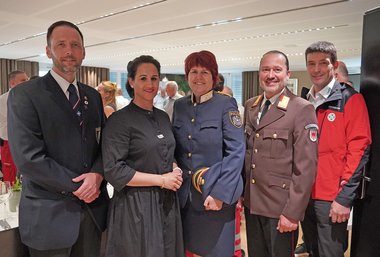 RKV-Direktorin Janine Gozzi mit den Vertretern der Blaulichtorganisationen: Daniel Plaichner (Wasserrettung-Landesleiter), Mag. Uta Bachmann (Landespolizeidirektorin), Markus Beck (Bergrettung-Landesfeuerwehrverband) und DI (FH) Rupert Pfefferkorn (Bergrettung-Landesleiter).