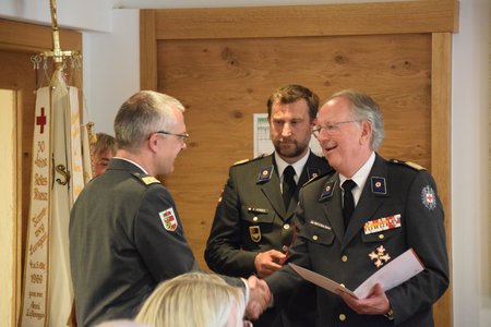 Präsident OMR Dr. Werner Aufmesser bedankt sich bei Manfred Goritschnig