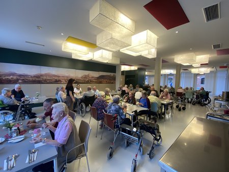 Bewohner:innen des Seniorenwohnhaues Hallein essen Eis