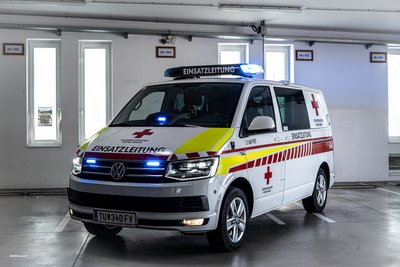 Das Bezirkseinsatzleiter_Fahrzeug aus Scheibbs steht mit Blaulicht in der Garage