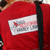 Flüchtlingshilfe - Griechenland, Juni 2016 - © ÖRK/Markus Hechenberger Person von hinten mit Rotkreuz Jacke und der Aufschrift Restoring Family Links