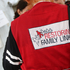 Person von hinten mit Rotkreuz Jacke und der Aufschrift Restoring Family Links