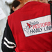 Person von hinten mit Rotkreuz Jacke und der Aufschrift Restoring Family Links