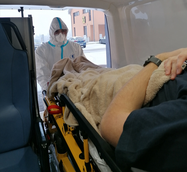 Covid-Transport eines Patienten mit dem Rettungsauto