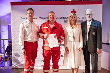 Gruppenbild mit BGL, Hannes Mühllehner, Bezirksstellenleiterin, Präsident