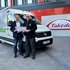 Vor dem Takeda Hauptgebäude stehen Paul Reinthaler vom OÖRK und der Firmenchef von Takeda vor unserem Help-Mobil zur Gesundheitsversorgung bedürftiger Menschen.