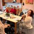 Bewohner:innen beim Singnachmittag im Speisesaal - musikalisch begleitet von einer Sängerin mit Ukulele.