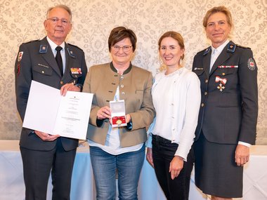 Margit Schaller aus Piding wurde für über 150mal Blutspenden geehrt v.l.: Rotkreuz-Präsident Dr. Werner Aufmesser, Blutspenderin Margit Schaller, Landtagsabgeordnete Martina Jöbstl, Landesgeschäftsführerin Sabine Tischler