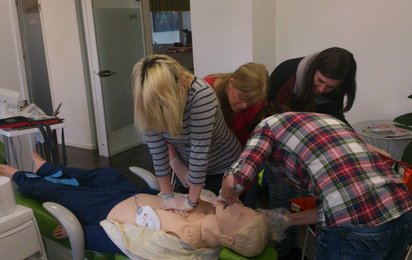 © RKNÖ Ausbildungsszene vom Notfalltraining, dargestellt wird eine Reanimation.