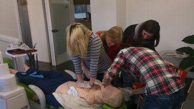 Ausbildungsszene vom Notfalltraining, dargestellt wird eine Reanimation.