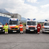 Die vier Fahrzeuge von Malteser, Johanniter, Samariter und Rotem Kreuz samt Fahrer in Uniform stehen in einer Reihe