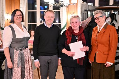 Eine Freiwillige des Rotkreuz-Besuchsdienstes im Lungau wurden mit dem Bronzenen Dienstjahresabzeichen für 10-jährige ehrenamtliche Mitarbeit ausgezeichnet. von links nach rechts: Roberta Thanner (Leiterin Besuchsdienst), Clemens Ebster (Landesrettungskommandant ad interim), Helene Gfrerer, Primaria a D Doktor Ulrike Michl (Vizepräsidentin, Rotes Kreuz Salzburg)