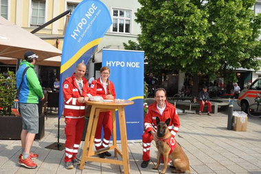 die Mitglieder der Suchhundestaffel Wr. Neustadt präsentieren die Banner des Sponsors Hypo NOE
