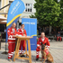 die Mitglieder der Suchhundestaffel Wr. Neustadt präsentieren die Banner des Sponsors Hypo NOE