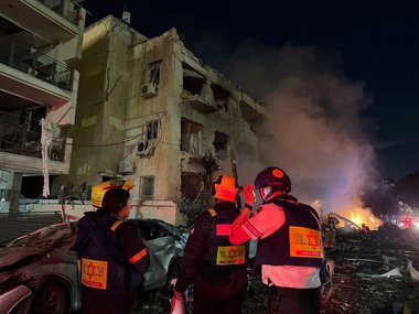 Mitarbeiter des MDA bei der Suche und Bergung Überlebender nach Raketenangriffen