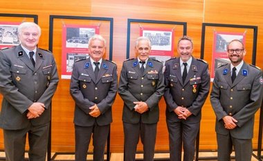 Am Bild sind in einer Reihe die Präsidenten des Roten Kreuzes Tirol zu sehen. Fünf Männer in Uniform