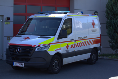 Ein Krankentransportwagen vor der Fahrzeuggarage.