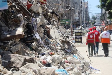 © Palestine Red Crescent Sanitäter:innen gehen an Trümmern eines Hauses vorbei