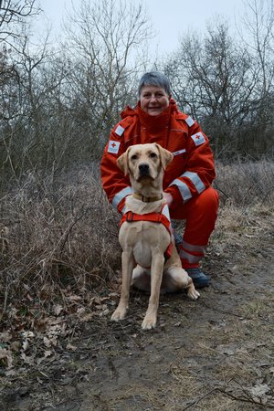 Hundeführerin in Ausbildung mit Labradorrüde Buddy