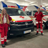 Zwei Rettungssanitäter stehen vor den Rettungsautos in der Garage