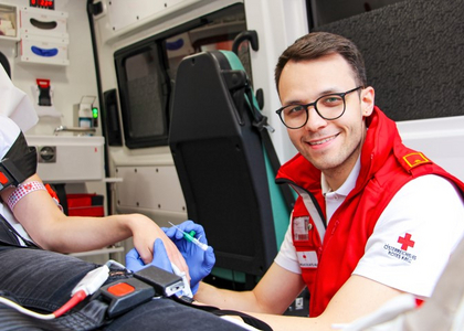 Sanitäter Walter Landauer bei der Versorgung eines Patienten
