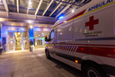 Ein Rettungswagen nachts während eines Einsatzes im Landeskrankenhaus Salzburg.