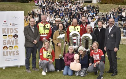 Gruppenfoto anlässlich der Teilnahme der Mittelschule St. Michael als 100. Schule am Kids Save Lives-Projekt des Jugendrotkreuzes Salzburg.