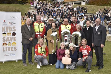 Gruppenfoto anlässlich der Teilnahme der Mittelschule St. Michael als 100. Schule am Kids Save Lives-Projekt des Jugendrotkreuzes Salzburg.