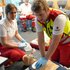 Zwei Sanitäterinnen üben an einer Übungspuppe die Wiederbelebung.