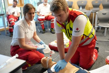 Zwei Sanitäterinnen üben an einer Übungspuppe die Wiederbelebung.