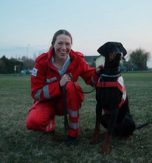 Hundeführerin in Ausbildung Melanie mit Dobermann Arthur