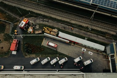 Zugunglück mit Massenanfall von Verletzten – Luftaufnahme des Unglücksortes