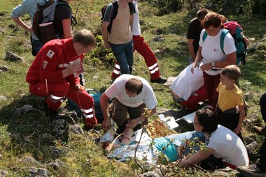 Bei den Outdoor-Erste-Hilfe-Kursen werden Notfallsituationen realitätsnah trainiert.