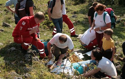 Bei den Outdoor-Erste-Hilfe-Kursen werden Notfallsituationen realitätsnah trainiert.