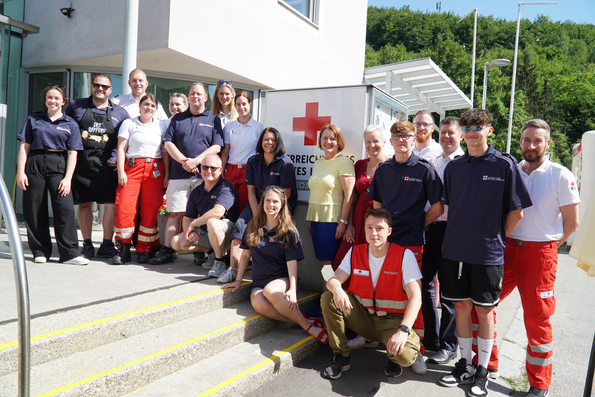 Gruppenfoto der freiwilligen Helfer:innen mit Ehrengästen