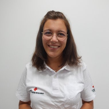 Franziska Suitner - © Rotes Kreuz Tirol Christine Widmann Franziska Suitner als Portrait im weißen Rotkreuz Polo