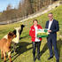 Die Fa. Fressnapf bei der Spendenübergabe auf der Burg Rappottenstein