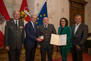 Im Bild: Rotkreuz-Präsident Dr. Werner Aufmesser, Landeshauptmann Wilfried Haslauer, Herbert Schöndorfer aus Thalgau (Flachgau), Landesrätin Daniela Gutschi, Landesrat Christian Pewny