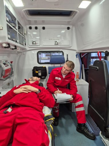 Zwei Zivildiener aus Traun rekonstruieren eine alltägliche Situation im Rettungsdienst - ein lustiges humorvolles Foto