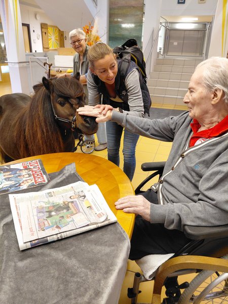 Bewohner mit Bianca Santner und Pony