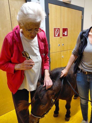 Bewohner mit Bianca Santner und Pony